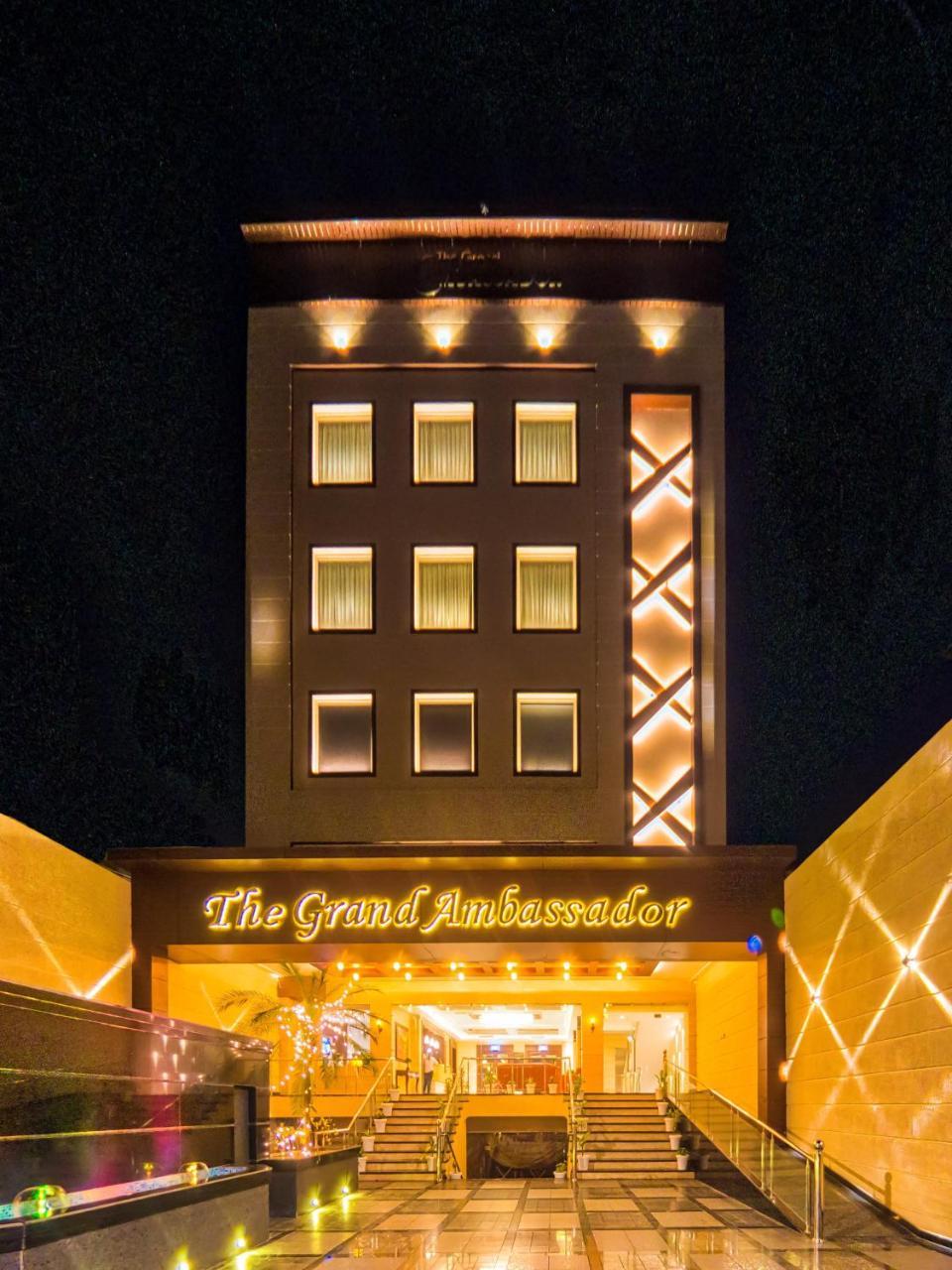 The Grand Ambassador Hotel Phagwāra Kültér fotó