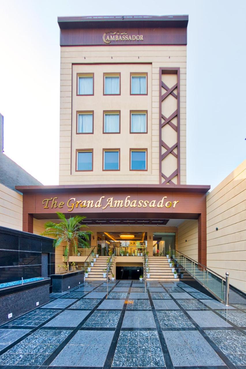 The Grand Ambassador Hotel Phagwāra Kültér fotó